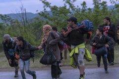 Người tị nạn Syria tìm cách vượt biên trái phép qua khu vực biên giới Hy Lạp-Macedonia. (Nguồn: AFP/TTXVN)