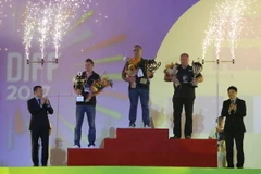 Ban tổ chức trao giải Nhất và Cúp vô địch cho đội Italy. (Ảnh: Trần Lê Lâm/TTXVN)