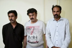 Các đối tượng thực hiện ca ghép tạng bất hợp pháp bị bắt tại Lahore. (Nguồn: AFP/TTXVN)