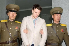 Otto Frederick Warmbier (giữa) bị cảnh sát áp giải tới phiên xét xử của Tòa án tối cao Triều Tiên ở Bình Nhưỡng ngày 16/3/2016. (Nguồn: Reuters/TTXVN)