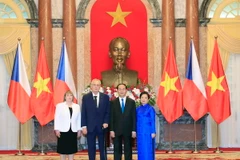 Chủ tịch nước Trần Đại Quang và Phu nhân chụp ảnh chung với Tổng thống Milos Zeman và Phu nhân tại Lễ đón. (Ảnh: Nhan Sáng/TTXVN)