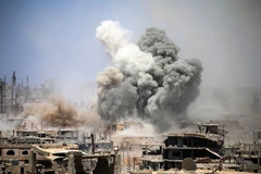 Khói bốc lên sau một cuộc không kích tại khu vực do phiến quân kiểm soát tại thành phố Daraa, Syria. (Nguồn: AFP/TTXVN)