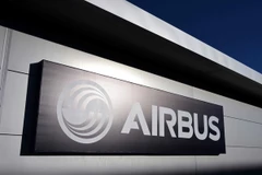 Biểu tượng của Tập đoàn chế tạo máy bay Airbus bên ngoài nhà máy sản xuất cánh máy bay gần Broughton, Đông Bắc Wales. (Nguồn: AFP/TTXVN)