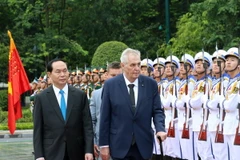 Chủ tịch nước Trần Đại Quang và Tổng thống Milos Zeman duyệt Đội danh dự Quân đội nhân dân Việt Nam. (Ảnh: Nhan Sáng/TTXVN)