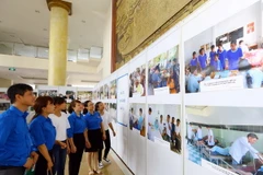 Nhân dân xem Triển lãm ảnh "Hiểm họa ma túy và khát vọng hòa nhập cộng đồng.” (Ảnh: Anh Tuấn/TTXVN)