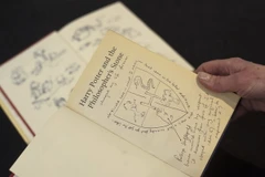 Bản in đầu tiên của cuốn Harry Potter và hòn đá phù thủy. (Nguồn: AFP/TTXVN)