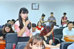 Phóng viên báo, đài đặt câu hỏi cho Ban tổ chức. (Ảnh: Minh Quyết/TTXVN)