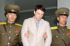  Otto Warmbier (giữa) bị cảnh sát áp giải tới phiên xét xử của Tòa án tối cao Triều Tiên ở Bình Nhưỡng ngày 16/3/2016. (Nguồn: Reuters/TTXVN)