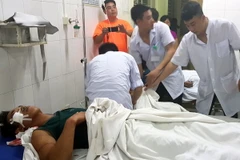 Các nạn nhân được cấp cứu tại bệnh vện. (Ảnh: Văn Đức/TTXVN)