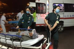 Chuyển người bị thương tại hiện trường vụ nổ. (Nguồn: THX/TTXVN)