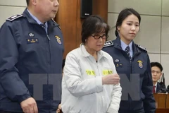 Bà Choi Soon-Sil (giữa) tại phiên xét xử đầu tiên của Tòa án quận trung tâm Seoul. (Nguồn: AFP/TTXVN) 