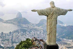 CĐV Argentina và Bosnia đổ về núi Corcovado cầu nguyện cho đội bóng