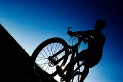 Anh giáo nghèo Argentina đạp xe 18 ngày tới Brazil xem World Cup