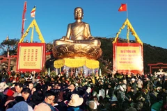 Đông đảo du khách về dự khai mạc lễ hội Xuân Yên Tử