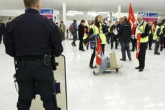Nhân viên hàng không đình công, nhiều chuyến bay ở Paris bị chậm