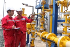 Vận hành hệ thống dẫn khí phục vụ phát điện tại nhà máy điện Cà Mau 2. (Ảnh: Hà Thái/TTXVN)