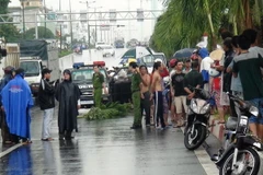 Tắm mưa giữa đường, bé trai 9 tuổi bị xe ôtô đâm tử vong