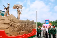 Bàn giao xe nghi trượng kỷ niệm Chiến thắng Điện Biên Phủ
