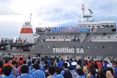 Lễ tiễn đoàn công tác Chương trình Tàu thanh niên “Hành trình vì biển đảo quê hương” năm 2014 ra thăm Trường Sa. (Nguồn: TTXVN)