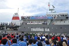 Lễ tiễn đoàn công tác Chương trình Tàu thanh niên “Hành trình vì biển đảo quê hương” năm 2014 ra thăm Trường Sa. (Nguồn: TTXVN)