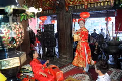 Hàng trăm thanh đồng, đào quan tụ hội chầu văn 2014
