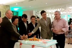 Các lãnh đạo khách sạn Hilton Garden Inn Hanoi cắt bánh kỷ niệm 1 năm hoạt động của khách sạn. (Nguồn: Hilton Garden Inn Hanoi)