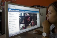 Một người dân Nga đang theo dõi thông tin trên mạng xã hội VKontakte. (Nguồn: rusbase.com)
