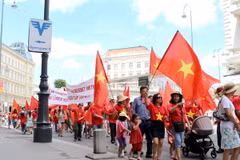 [Photo] Cộng đồng người Việt tại Áo biểu tình phản đối Trung Quốc