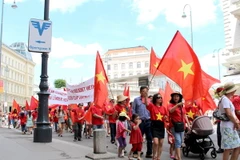 [Photo] Cộng đồng người Việt tại Áo biểu tình phản đối Trung Quốc