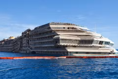 Xác tàu Costa Concordia được tháo dỡ vào tháng Sáu