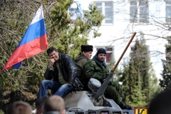 Crimea: Cờ Nga tung bay trên hầu hết doanh trại Ukraine