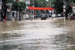 Ngập thành phố Lạng Sơn, nhiều người dân "cố thủ" trên mái nhà