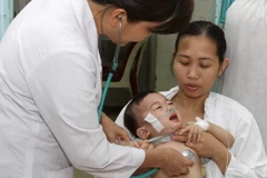 Khám bệnh về hô hấp ở trẻ. Ảnh minh họa. (Ảnh: Phương Vy/TTXVN)