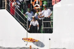 [Photo] Nghẹn ngào tưởng niệm liệt sỹ ở thềm lục địa phía Nam 