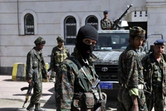 Binh sỹ an ninh Yemen triển khai trên đường phố ở Sanaa ngày 23/2. (Nguồn: THX/TTXVN)