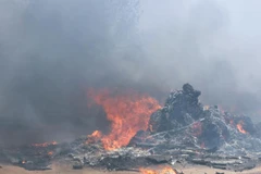 Cháy lớn thổi bay 5 căn nhà của hàng chục lao động nhập cư