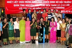 Cựu chiến binh Trường Sơn giao lưu với Việt kiều ở Lào