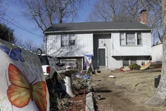 Hai em bé bị tử vong khi chui vào chơi trong thùng hàng 