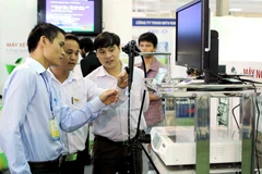 Khách tham quan gian hàng giới thiệu Máy Nội Soi tiêu hóa tại VIETNAM MEDI - PHARM 2013. (Ảnh: Quý Trung/TTXVN)