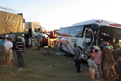 Hiện trường một vụ tai nạn trên Quốc lộ 1A qua Ninh Thuận, ngày 7/2. (Ảnh: Công Thử/TTXVN)