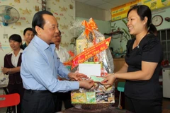 Lãnh đạo TPHCM chúc Tết gia đình cán bộ, chiến sỹ hải quân