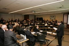 Phó Chủ tịch Quốc hội trao đổi với các giáo sư Đại học Harvard