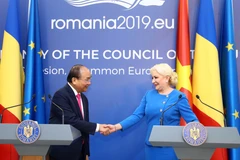 Thủ tướng Nguyễn Xuân Phúc và Thủ tướng Romania Viorica Dancila họp báo thông báo kết quả hội đàm giữa hai nước. (Ảnh: Thống Nhất/TTXVN)