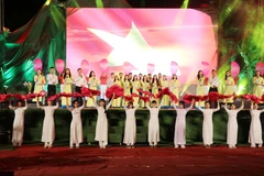 Đồng chí Nguyễn Đức Lợi, Ủy viên Trung ương Đảng, Tổng Giám đốc Thông tấn xã Việt Nam trao tặng 1,8 tỷ đồng xây dựng 3 phòng học cho trường mầm non xã Triệu Tài, huyện Triệu Phong, tỉnh Quảng Trị. (Ảnh: Nguyên Lý/TTXVN)