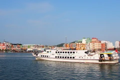 Tàu du lịch đưa du khách từ thành phố Hà Tiên ra tham quan Khu du lịch Quần đảo Hải Tặc (xã đảo Tiên Hải). (Ảnh: Hồng Đạt/TTXVN)