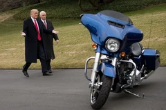 Tổng thống Mỹ Donald Trump và Phó Tổng thống Mike Pence bên một sản phẩm của Harley-Davidson. (Nguồn: Time)