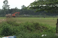 Sân bóng của thôn Dinh (xã Đầm Hà, huyện Đầm Hà, tỉnh Quảng Ninh)-nơi người dân phát hiện số lợn chết chôn không đúng nơi quy định tại đây. (Ảnh: TTXVN phát)