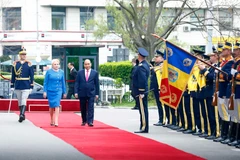 Thủ tướng Nguyễn Xuân Phúc và Thủ tướng Romania Viorica Dancila duyệt đội danh dự. (Ảnh: Thống Nhất/TTXVN)