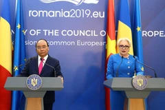 Thủ tướng Nguyễn Xuân Phúc và Thủ tướng Romania Viorica Dancila họp báo thông báo kết quả hội đàm giữa hai nước. (Ảnh: Thống Nhất –TTXVN)