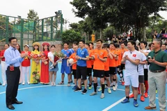 Tổng Lãnh sự Trần Thanh Huân khai mạc giải bóng đã giao hữu. (Ảnh: PV/Vietnam+)